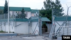 Счупените ограждения след погрома