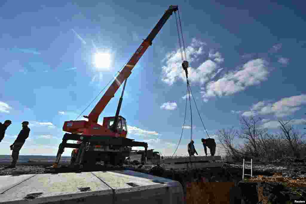 Украйна в последните месеци подобрява стратегическата си позиция въпреки недостига на оръжия. Това каза Зеленски в интервю пред френската телевизия BFM на 11 март. Той предположи, че ситуацията може да се промени отново, ако страната не получи нови военни доставки. &nbsp;
