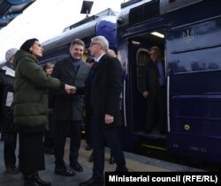 В Киев Денков беше посрещнат от посланичката на Украйна в България Олеся Илашчук, 26 февруари 2024 г.