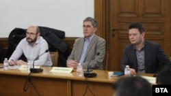 Андрей Янкулов, Бойко Станкушев и Николай Стайков (отляво надясно) от Антикорупционния фонд по време на изслушването в парламента в четвъртък.