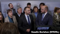 Общински съветници от ГЕРБ. Най-отпред са бившият кандидат за кмет Антон Хекимян и бившият председател на СОС Георги Георгиев. 18 декември 2023 г.