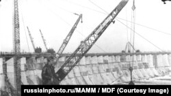СССР. Строежът на "Днепрогес" започва 1931 година и по това време той е третият по големина язовир в света след американските язовири Хувър и Уилсън.