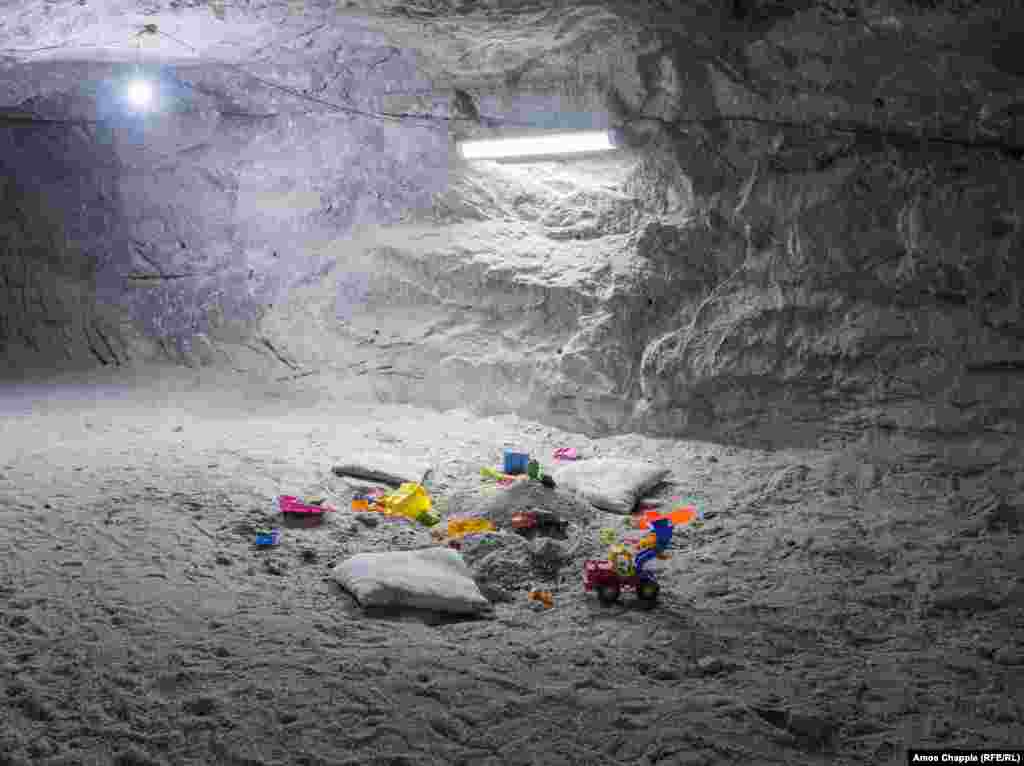 Детски играчки в болницата на Ереванската солна мина. Ползите от &quot;спелеотерапията&quot; в солните мини са спорни, но е факт, че миньорите там обикновено не страдат от респираторни заболявания, характерни за традиционните миньори.