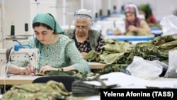 Работниците в руските предприятия от отбранителната промишленост, като тази фабрика за военни облекла и униформи в Грозни, получават по-високи от средните заплати поради недостиг на работна ръка. 