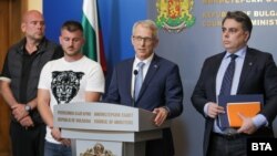 Премиерът Николай Денков и финансовият министър Асен Василев (вдясно) след края на преговорите. Вляво са представителите на протестиращите - Симеон Караколев (най-вляво) и Илия Проданов.