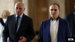 Адвокат Людмил Рангелов и Васил Божков (вдясно) в съда