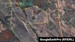 Това се вижда в Google от последната актуалиция през 2022 г. В жълто е фотоволтаичният парк. Към 2024 г. той вече достига до пътя (маркиран с червен контур). Графиката не представя точните очертания на обекта, а видимите на снимката.