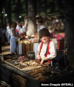 Мъж продава ръчно изработени ножове.