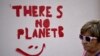 Жена минава покрай надпис, който гласи: "Няма планета Б" по време на демонстрация като част от движението "Петъци за бъдещето" за изменението на климата в Торино на 6 октомври 2023 г.