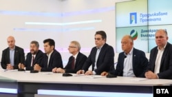 Лидерите на ПП-ДБ, премиерът Николай Денков (в средата) и правосъдният министър Атанас Славов (вляво) представиха проекта си за промени в Конституцията в неделя, 23 юли.