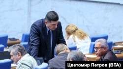 Депутатите от "Продължаваме промяната - Демократична България" Ивайло Мирчев и Георги Ганев и депутатът от ДПС Йордан Цонев в сградата на Народното събрание