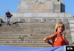 Мая Манолова от "Левицата" на фона на съветския паметник.