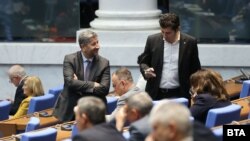 Депутатите от ПП-ДБ Христо Иванов и Кирил Петков на заседание на парламента, 18 декември 2023 г.