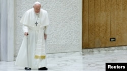 Папа Франциск присъства на среща с кандидатите за конфирмация от епархията на Бари в зала „Павел VI“ във Ватикана, 27 януари 2024 г. 