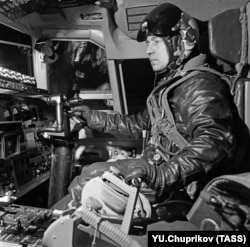 Съветският пилот Михаил Козлов управлява самолета Ту-144, който се разбива край Париж през 1973 г.