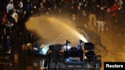 Полицията използва водно оръдие срещу част от протестиращите. Това се случи, след като по полицията бяха хвърляни бомби, факли и предмети.