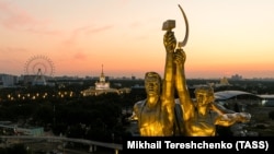 Монументът "Работникът и колхозничката" на Вера Мухина е най-разпознаваемият символ на ВДНХ, Москва, 17 август 2023 г.