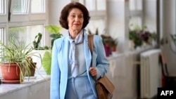 Гордана Силяновска-Давкова си тръгва от избирателната секция в Скопие, където гласува на втория тур на президентските избори в Северна Македония, 8 май 2024 г.