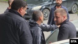 Кристиян Христов (вдясно) по време на ареста си пред сградата на БТА в сряда.