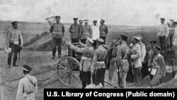 Руска картечница, използвана от армията по време на войната с Япония. Но армията разполага с малко от тях.