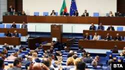 Народните представители по време на заседание в сградата на новия парламент