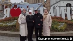 Елена, съпругът и Артур и двете им дъщери.