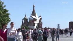 "Изгубихме много" или "така е по-добре". Имат ли ефект санкциите върху живота в Москва