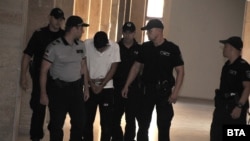 Обвиненият за катастрофата - 15-годишният Омар А., сред полицаи