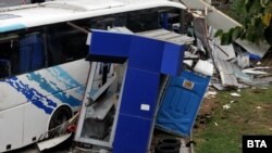 Автобус, пълен с мигранти катастрофира след преследване с полицията