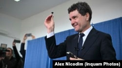 Никушор Дан да гласува в родния си град Фъгъраш в Трансилвания, Румъния