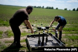 Вадим (в ляво) и Олег тестват украинския дрон на поляна до Киев.