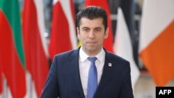 Премиерът Кирил Патков започна дарителска кампания за оръжия за Украйна докато търси "политически консенсус" за изяращане на военна помощ