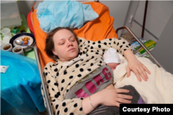 Мариана и новородената ѝ дъщеря