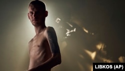 Дмитро Козацки, ръководител на пресслужбата на "Азов", фотограф и защитник на Мариупол, след като току що е бил освободен от руски плен.