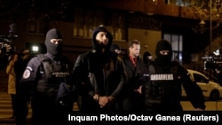 Инфлуенсърът беше задържан заедно с брат си в луксозното си имение близо до Букурещ и ще остане в ареста поне един месец