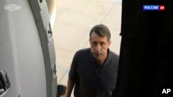  Руската държавна телевизия излъчи кадри от качването в самолета на Виктор Бут, освободен от САЩ в замяна на баскетболистката 