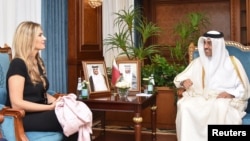 Министърът на труда на Катар Али бин Самих Ал Мари разговаря с гръцката евродепутатка Ева Кайли, заместник-председател на Европейския парламент, по време на среща в Катар, 31 октомври 2022 г.