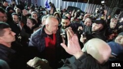 Борисов беше посрещнат от десетки членове и симпатизанти на ГЕРБ пред Главната дирекция "Национална полиция" в петък вечерта