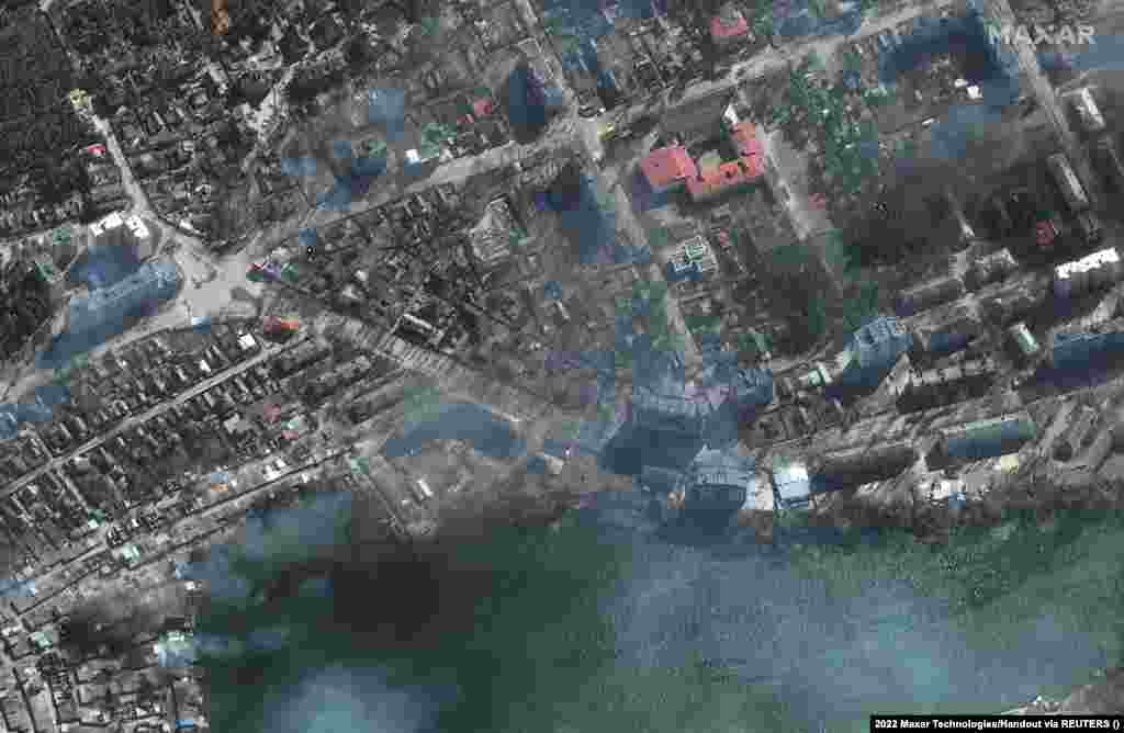 Разрушени и горящи сгради в близкия до столицата Киев град Ирпен, 21 март.