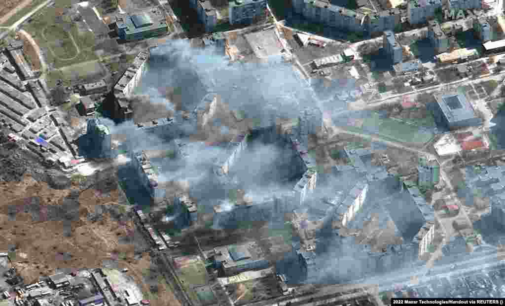 Жилищни сгради горят в североизточен Мариупол.