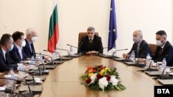 Служебният премиер Стефан Янев, министрите Гълъб Донев и Андрей Живков се срещнаха с работодателски организации