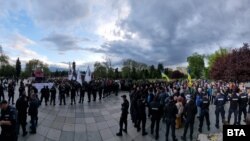 Полиция застана между протестиращите граждани и дошлите да попречат на акцията им.