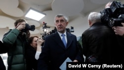 Бившият премиер на Чехия Андрей Бабиш гласува на президентските избори, които загуби през 2023 г.