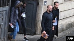 Андрю Тейт се появи в Апелативния съд в Букурещ при обжалването на мярката за задържане с книга, приличаща на Корана. Той и брат му Тристан бяха закопчани един за друг с белезници.