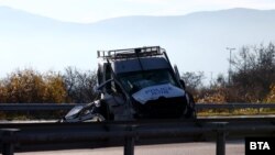 Удареният полицейски бус, в който е бил починалият служител на МВР при катастрофата на 22 ноември.