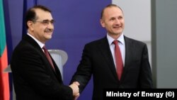 Турският министър на енергетиката и природните ресурси Фатих Дьонмез и българския министър на енергетиката Росен Христов след подписването на споразумението на 3 януари в София