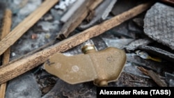 Руска PFM-1 снимана в град Попасная през април 2022 г. Мините са разпръснати от самолет.