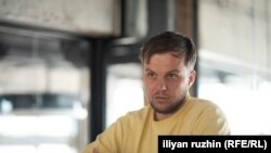 Геннадий и колегите му казват, че нямат причина да се притесняват за сигурността си, въпреки че фактически работят срещу Русия.