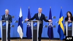Йенс Столтенберг (в средата) заедно с външните министри на Финландия и Швеция Пека Хависто и Ан Линд