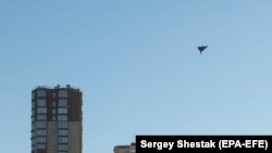 Изстрелян от Русия дрон "Шахед 136" минути преди да се разбие в жилищна сграда в Киев.